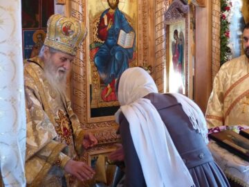 Zeci de credincioși au participat joi la Hramul Mănăstirii Voroneț, de Sfântul Cuvios Daniil Sihastrul