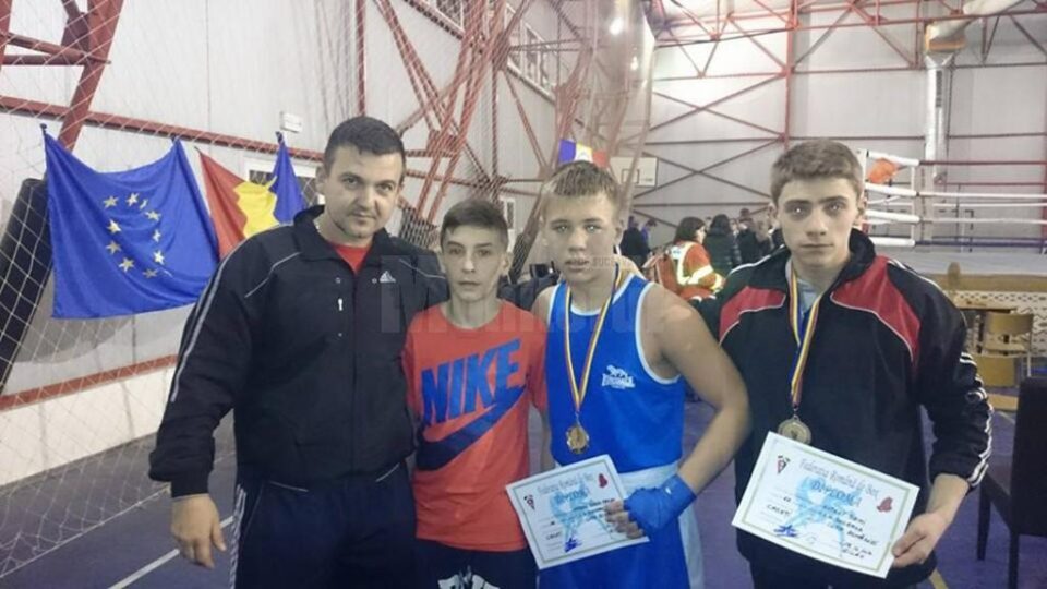 Antrenorul Alexandru Vornicu, alături de sportivii participanți la Cupa României pentru cadeți Antrenorul Alexandru Vornicu, alături de sportivii participanți la Cupa României pentru cadeți