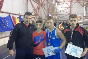 Antrenorul Alexandru Vornicu, alături de sportivii participanți la Cupa României pentru cadeți