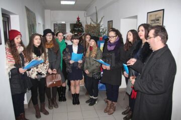 Redacția Monitorului a fost colindată ieri de un grup de eleve de la Colegiul Național „Ștefan cel Mare”