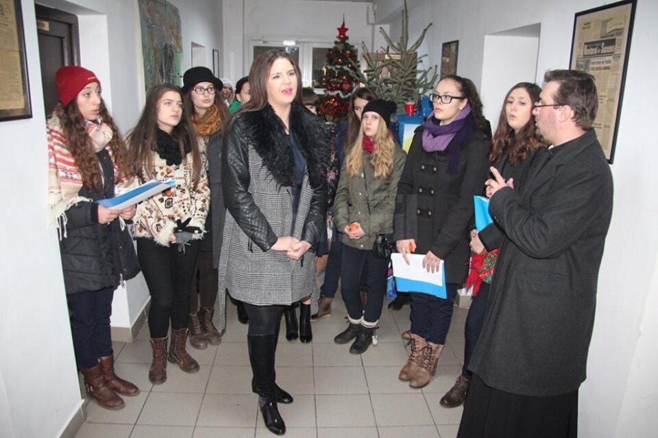 Redacția Monitorului a fost colindată ieri de un grup de eleve de la Colegiul Național „Ștefan cel Mare”
