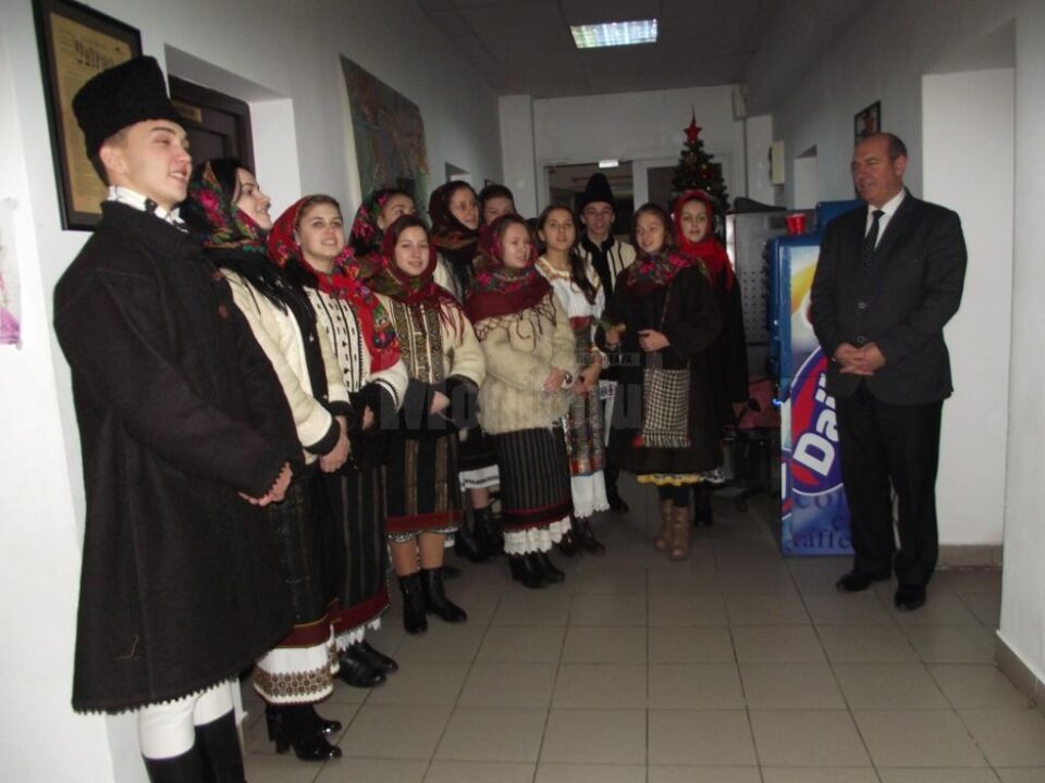 Elevi de la Școala Populară de Arte „Ion Irimescu”, cu colinda la Monitorul de Suceava Elevi de la Școala Populară de Arte „Ion Irimescu”, cu colinda la Monitorul de Suceava