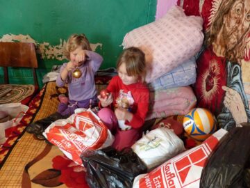 O familie necăjită din Salcea a primit alimente, haine și bradul de Crăciun din partea unor elevi inimoși de la „Dimitrie Cantemir”