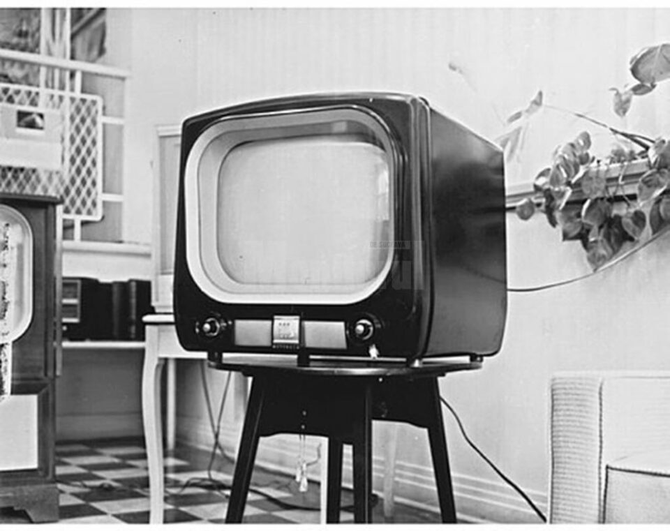 „Peste 40 de televizoare...”