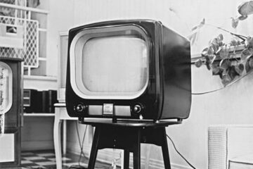 „Peste 40 de televizoare...”