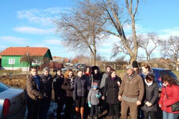 Colectivul de părinți, preșcolari și cadre didactice de la grădinițele „Gulliver” și ,,A.B.C.” Suceava au organizat Campania umanitară „Dăruiesc zâmbete de Crăciun”, pentru a ajuta familia Baciu din comuna Ciprian Porumbescu