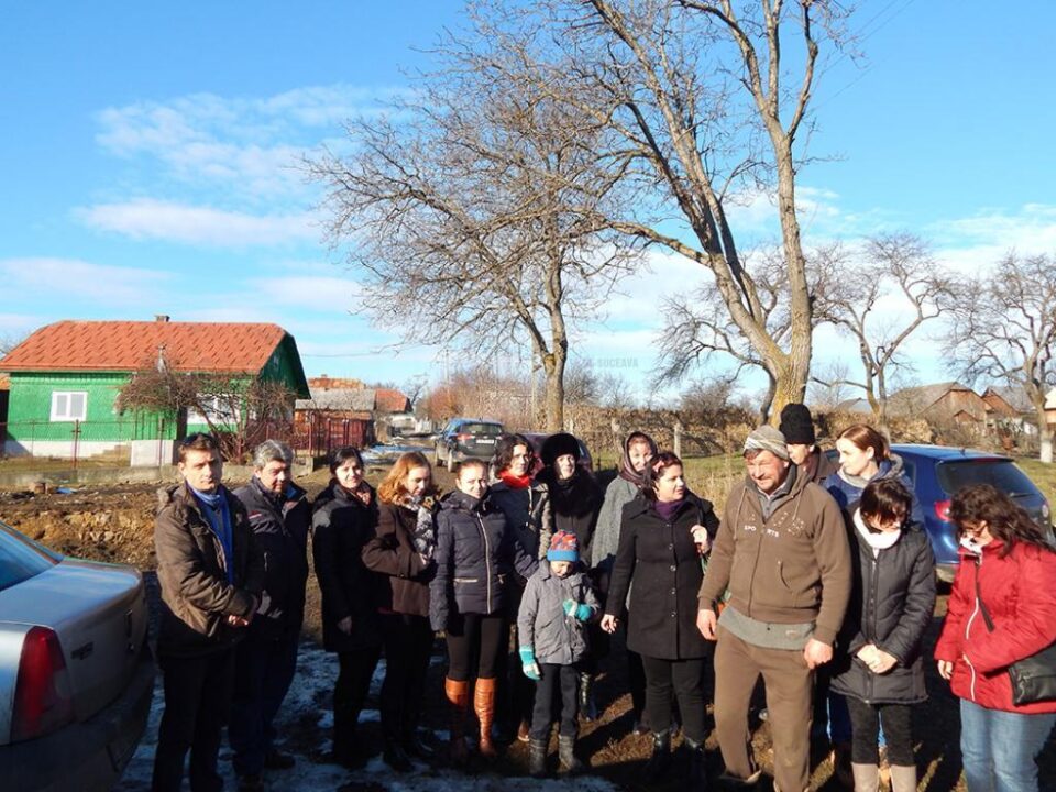 Colectivul de părinți, preșcolari și cadre didactice de la grădinițele „Gulliver” și ,,A.B.C.” Suceava au organizat Campania umanitară „Dăruiesc zâmbete de Crăciun”, pentru a ajuta familia Baciu din comuna Ciprian Porumbescu