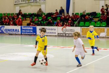 Sute de copii de la 46 de cluburi participante se întrec în aceste zile la Cupa „Moș Crăciun”
