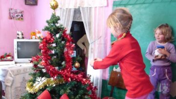 O familie necăjită din Salcea a primit alimente, haine și bradul de Crăciun din partea unor elevi inimoși de la „Dimitrie Cantemir”