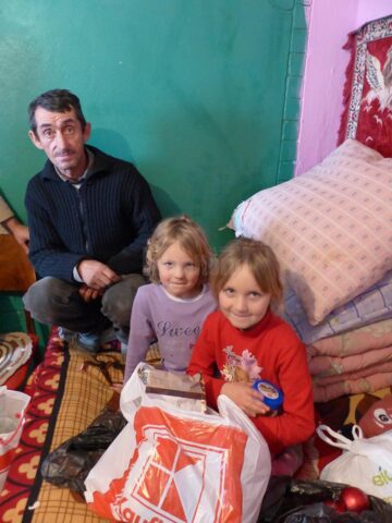 O familie necăjită din Salcea a primit alimente, haine și bradul de Crăciun din partea unor elevi inimoși de la „Dimitrie Cantemir”