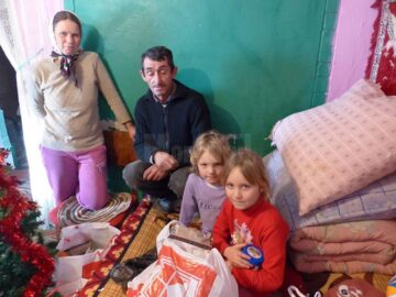 O familie necăjită din Salcea a primit alimente, haine și bradul de Crăciun din partea unor elevi inimoși de la „Dimitrie Cantemir”