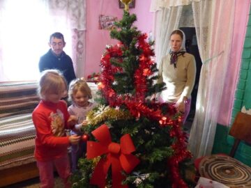 O familie necăjită din Salcea a primit alimente, haine și bradul de Crăciun din partea unor elevi inimoși de la „Dimitrie Cantemir”