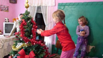 O familie necăjită din Salcea a primit alimente, haine și bradul de Crăciun din partea unor elevi inimoși de la „Dimitrie Cantemir”