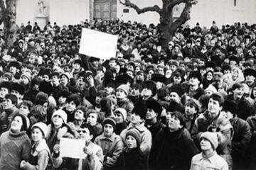 Manifestanți adunați în fața actualului Palat Administrav Suceava
