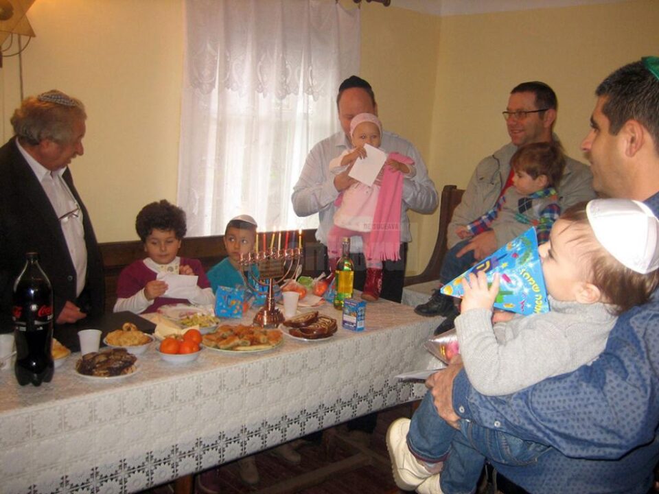 Lumânările de Hanuka sunt aprinse și copiii primesc daruri