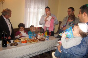 Lumânările de Hanuka sunt aprinse și copiii primesc daruri
