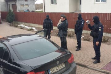 Cristian Macsim, asistând la percheziționarea mașinii sale
