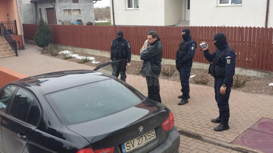 Cristian Macsim, asistând la percheziționarea mașinii sale
