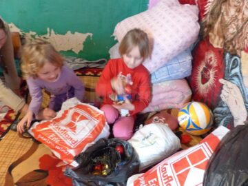 O familie necăjită din Salcea a primit alimente, haine și bradul de Crăciun din partea unor elevi inimoși de la „Dimitrie Cantemir”