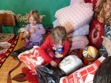 O familie necăjită din Salcea a primit alimente, haine și bradul de Crăciun din partea unor elevi inimoși de la „Dimitrie Cantemir”
