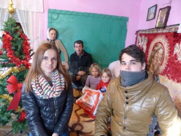 O familie necăjită din Salcea a primit alimente, haine și bradul de Crăciun din partea unor elevi inimoși de la „Dimitrie Cantemir”