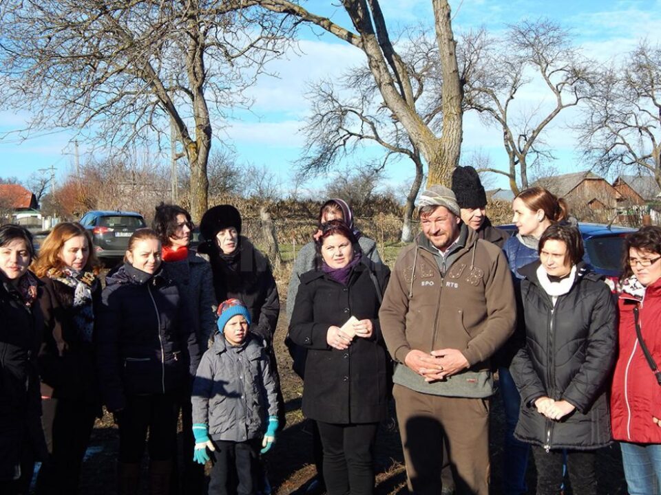 Colectivul de părinți, preșcolari și cadre didactice de la grădinițele „Gulliver” și ,,A.B.C.” Suceava au organizat Campania umanitară „Dăruiesc zâmbete de Crăciun”, pentru a ajuta familia Baciu din comuna Ciprian Porumbescu