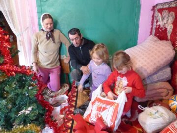 O familie necăjită din Salcea a primit alimente, haine și bradul de Crăciun din partea unor elevi inimoși de la „Dimitrie Cantemir”
