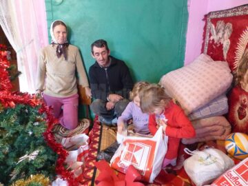 O familie necăjită din Salcea a primit alimente, haine și bradul de Crăciun din partea unor elevi inimoși de la „Dimitrie Cantemir”