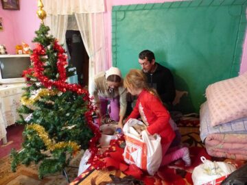 O familie necăjită din Salcea a primit alimente, haine și bradul de Crăciun din partea unor elevi inimoși de la „Dimitrie Cantemir”