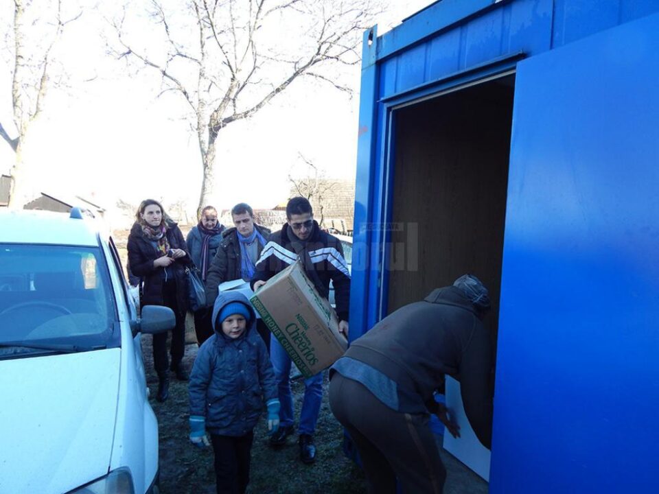 Colectivul de părinți, preșcolari și cadre didactice de la grădinițele „Gulliver” și ,,A.B.C.” Suceava au organizat Campania umanitară „Dăruiesc zâmbete de Crăciun”, pentru a ajuta familia Baciu din comuna Ciprian Porumbescu
