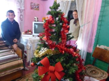 O familie necăjită din Salcea a primit alimente, haine și bradul de Crăciun din partea unor elevi inimoși de la „Dimitrie Cantemir”