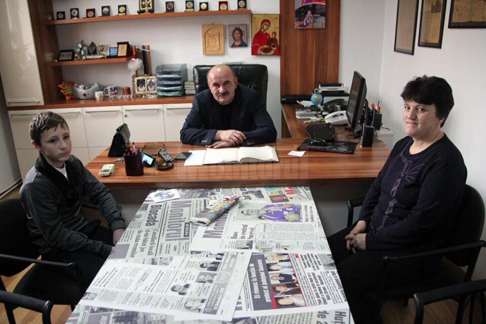 Florin Pitic și mama sa, Ana Pitic, alături de redactorul-șef al Monitorului, Tiberiu Avram