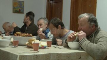 Minu Mititelu, preotul care adună sub acoperișul parohiei sale copii și oameni ai străzii
