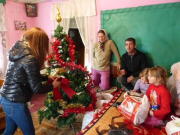 O familie necăjită din Salcea a primit alimente, haine și bradul de Crăciun din partea unor elevi inimoși de la „Dimitrie Cantemir”