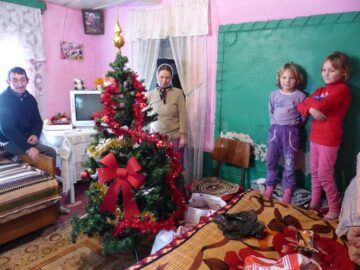 O familie necăjită din Salcea a primit alimente, haine și bradul de Crăciun din partea unor elevi inimoși de la „Dimitrie Cantemir”