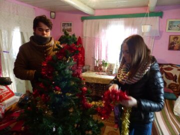 O familie necăjită din Salcea a primit alimente, haine și bradul de Crăciun din partea unor elevi inimoși de la „Dimitrie Cantemir”