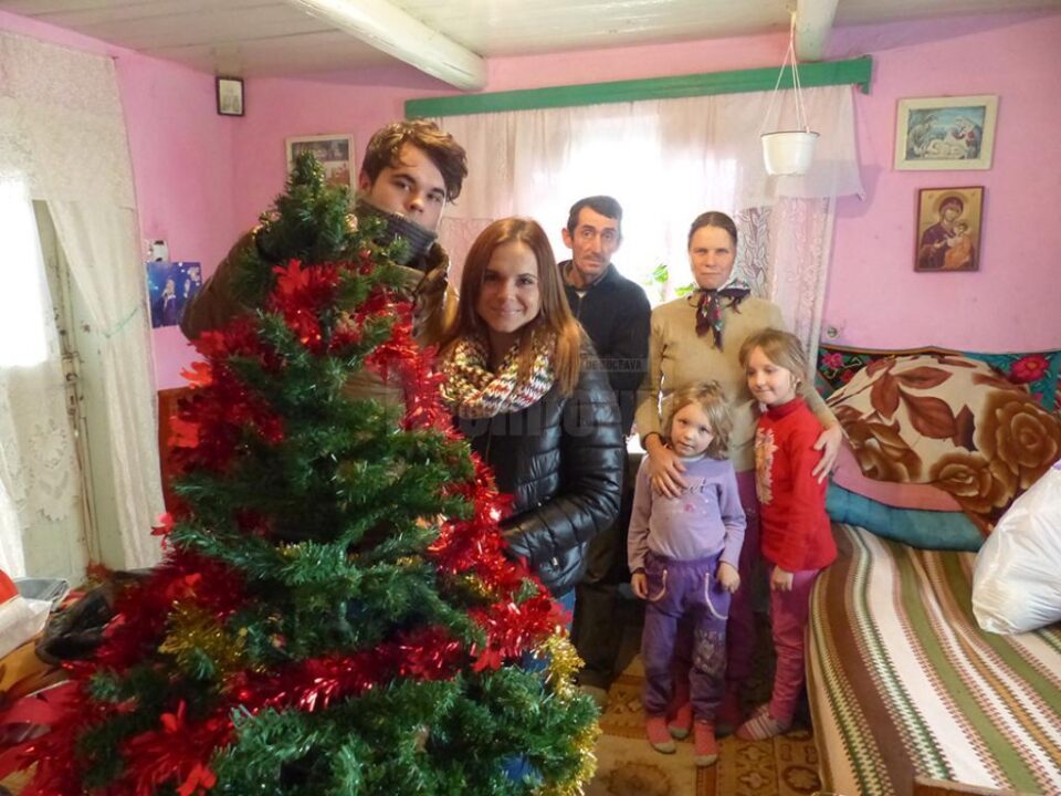 Anastasia Pîslaru și Andrei Bortă de la Colegiul Economic, împreună cu familia Penciuc