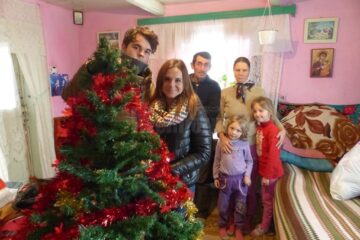 Anastasia Pîslaru și Andrei Bortă de la Colegiul Economic, împreună cu familia Penciuc