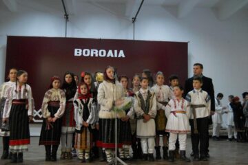 Elevii Școlii Gimnaziale ,,Vasile Tomegea’’ din Boroaia au organizat un minunat program artistic dedicat sărbătorilor de iarnă
