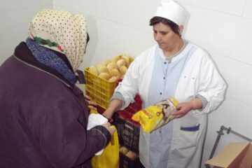 Peste 400 de persoane care beneficiază de mese zilnice la Cantina de Ajutor Social a municipiului Suceava au primit ieri produse alimentare pentru perioada Crăciunului