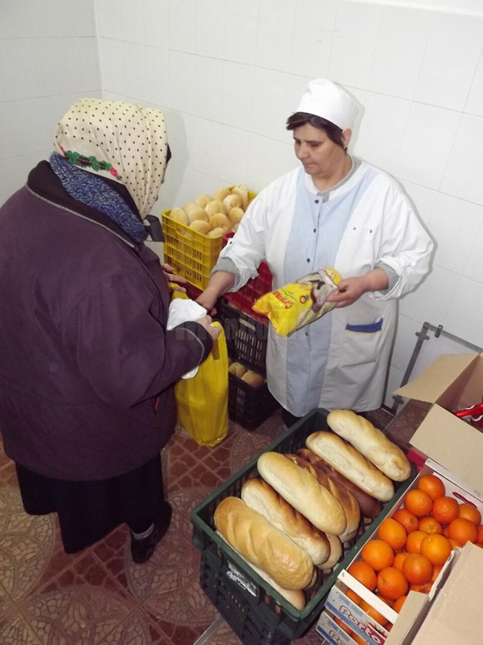 Peste 400 de persoane care beneficiază de mese zilnice la Cantina de Ajutor Social a municipiului Suceava au primit ieri produse alimentare pentru perioada Crăciunului