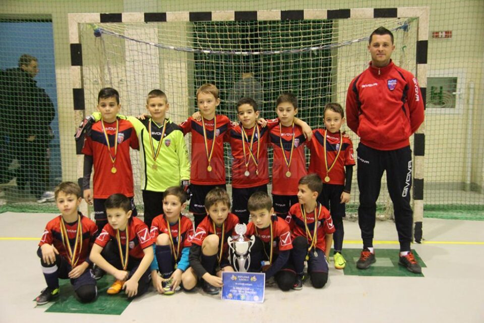 Grupa de copii născuți în anul 2005 de la Luceafărul Bucovina prezintă trofeul câștigat la Cupa Mos Crăciun