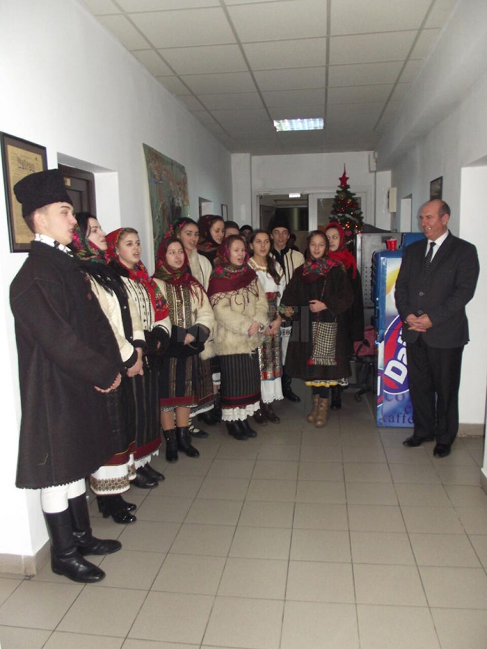 Elevi de la Școala Populară de Arte „Ion Irimescu”, cu colinda la Monitorul de Suceava Elevi de la Școala Populară de Arte „Ion Irimescu”, cu colinda la Monitorul de Suceava