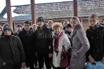 Elevii i-au colindat pe bâtrânii din centru