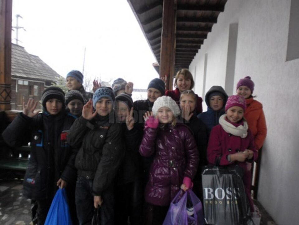 Elevii școlii din Prelipca au împărțit daruri bătrânilor de la Căminul „Sfântul Ioan cel Nou” Suceava