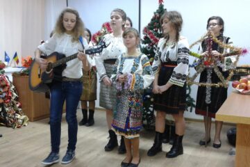 Grupurile de colindători au primit drept răsplată colăcei, mere și dulciuri