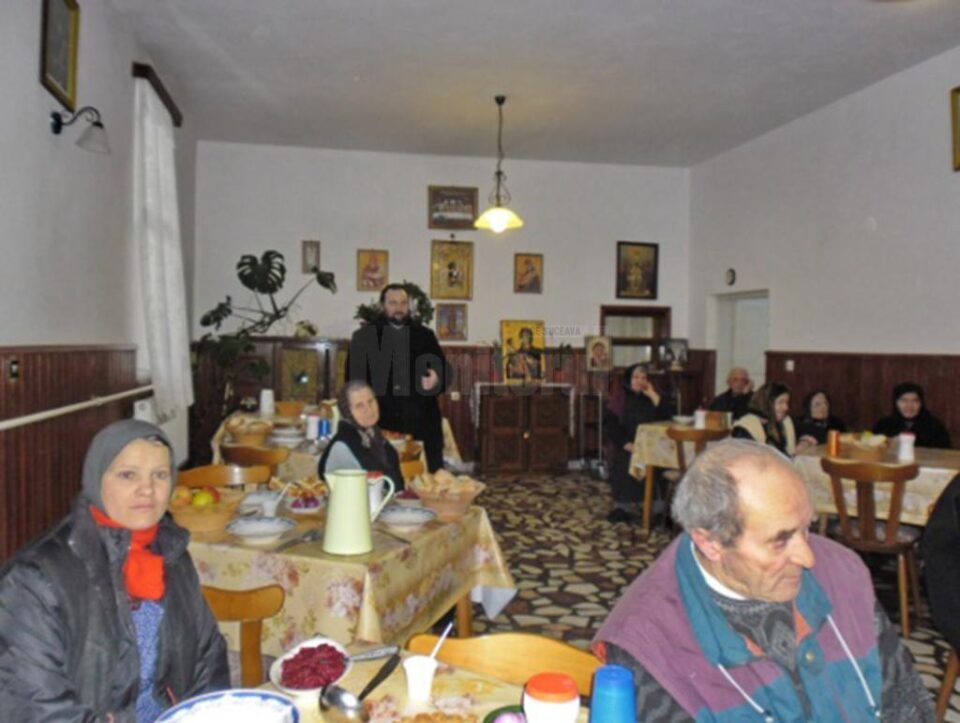 Elevii i-au colindat pe bâtrânii din centru