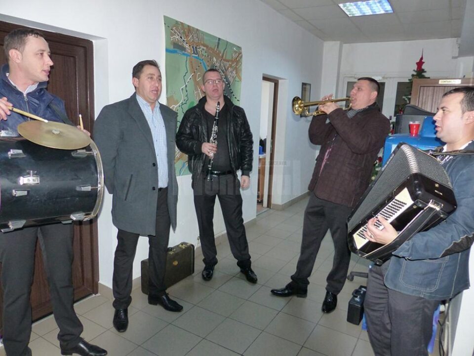 Redacția Monitorul de Suceava, colindată an de an de Alexandru Recolciuc și „Cetina”