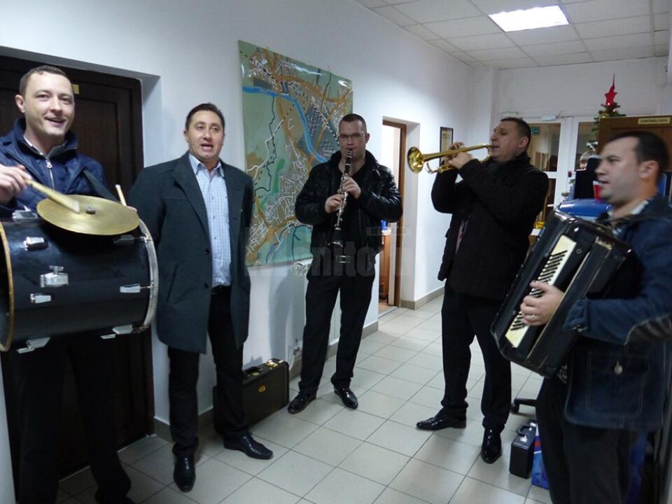 Redacția Monitorul de Suceava, colindată an de an de Alexandru Recolciuc și „Cetina”