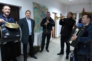 Redacția Monitorul de Suceava, colindată an de an de Alexandru Recolciuc și „Cetina”